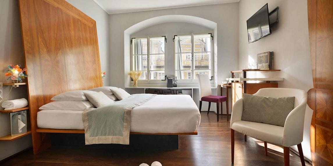Design Hotel Neruda Прага Екстериор снимка