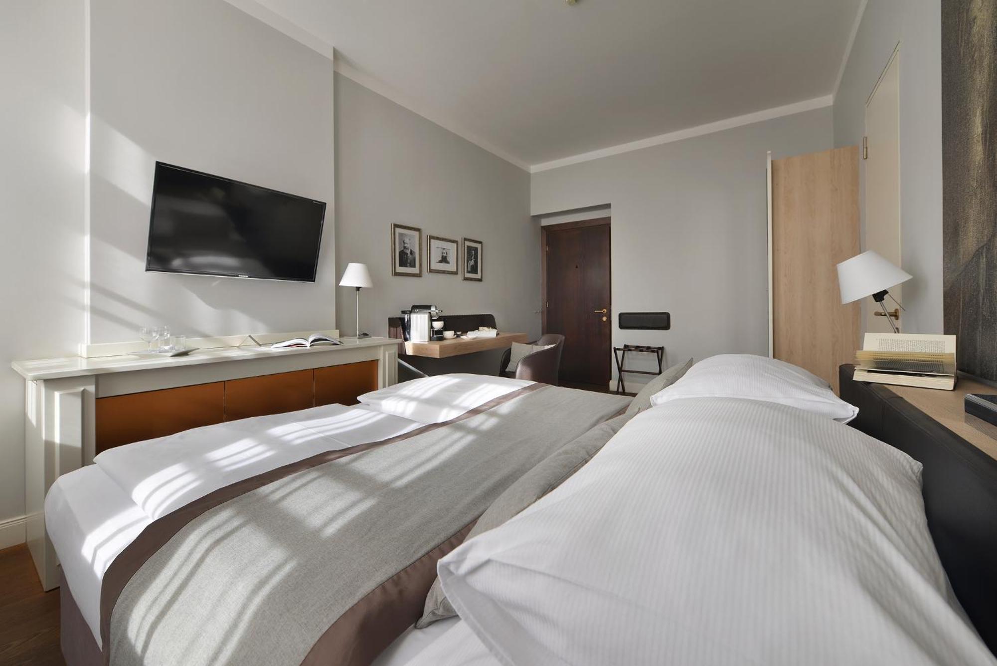 Design Hotel Neruda Прага Екстериор снимка