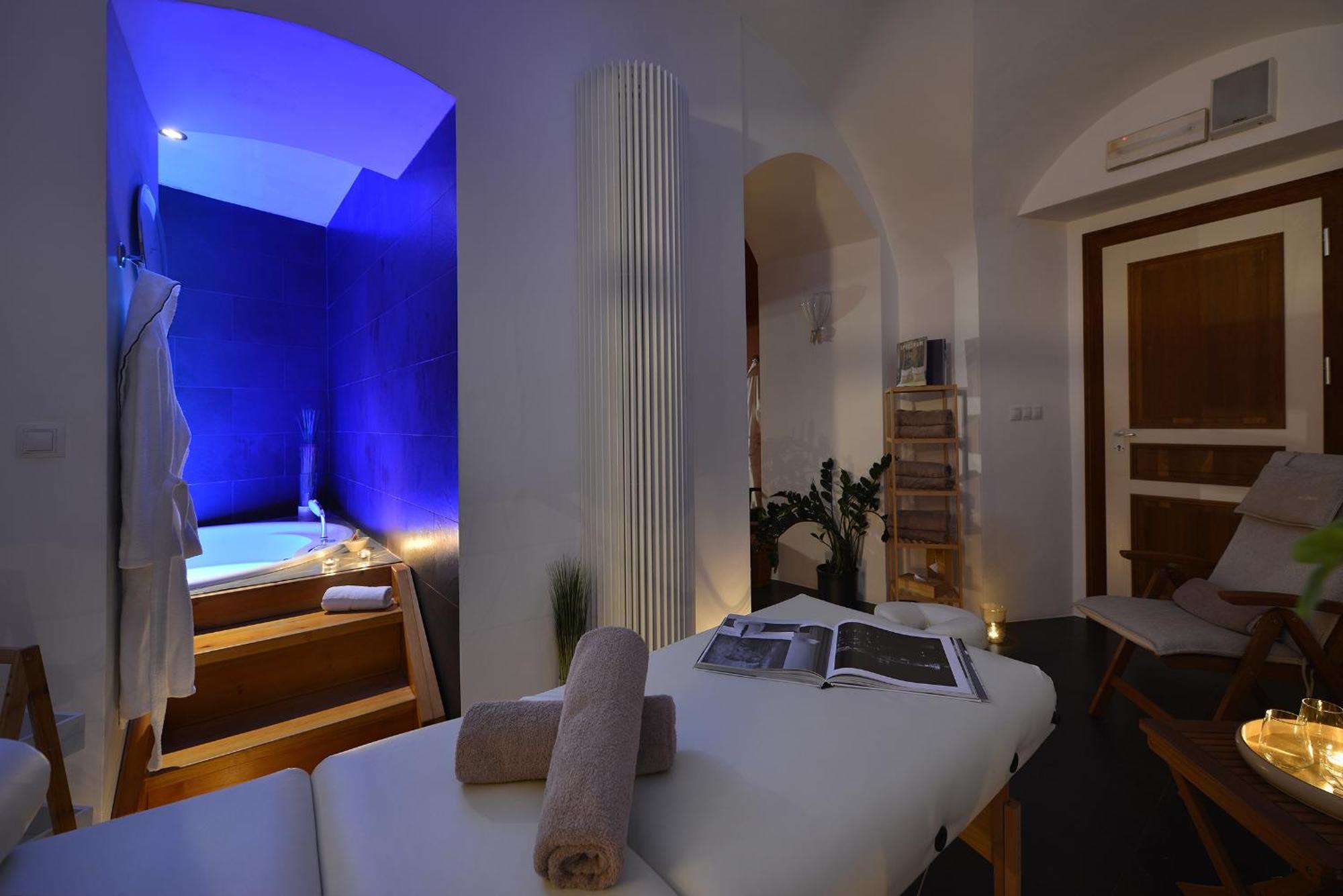 Design Hotel Neruda Прага Екстериор снимка