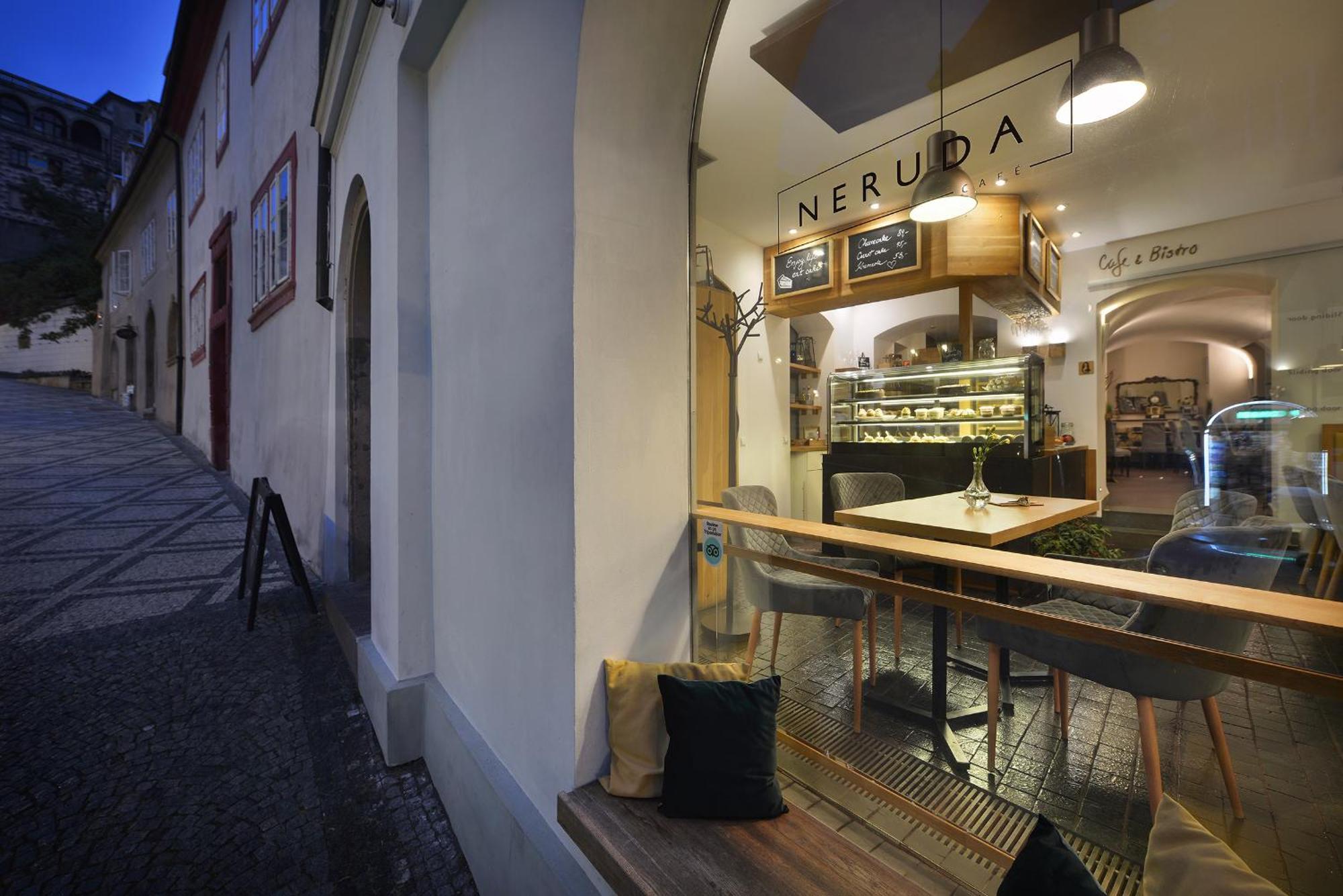 Design Hotel Neruda Прага Екстериор снимка