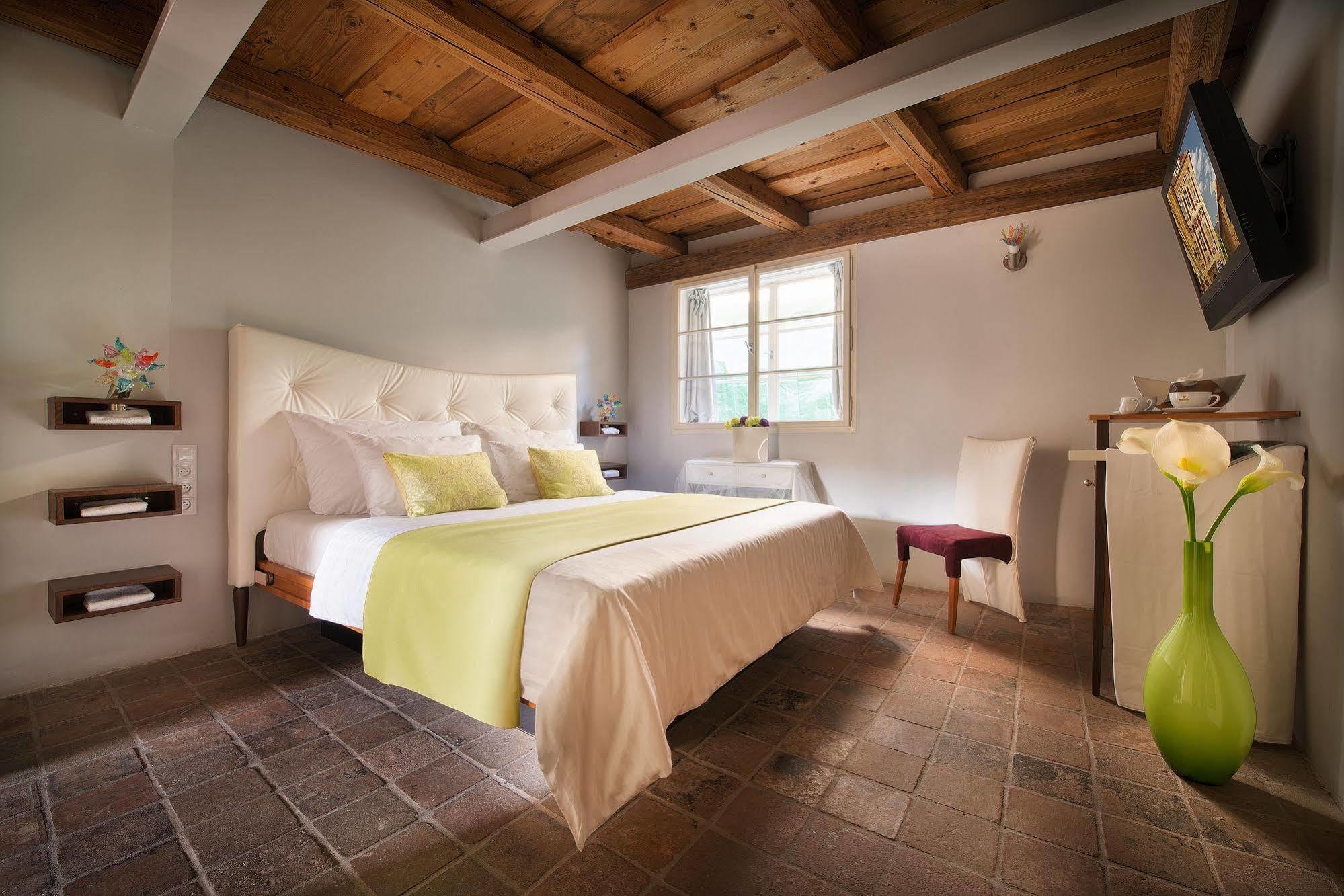 Design Hotel Neruda Прага Екстериор снимка